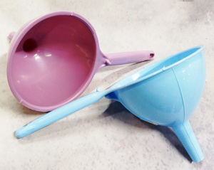 Воронка с ручкой малая